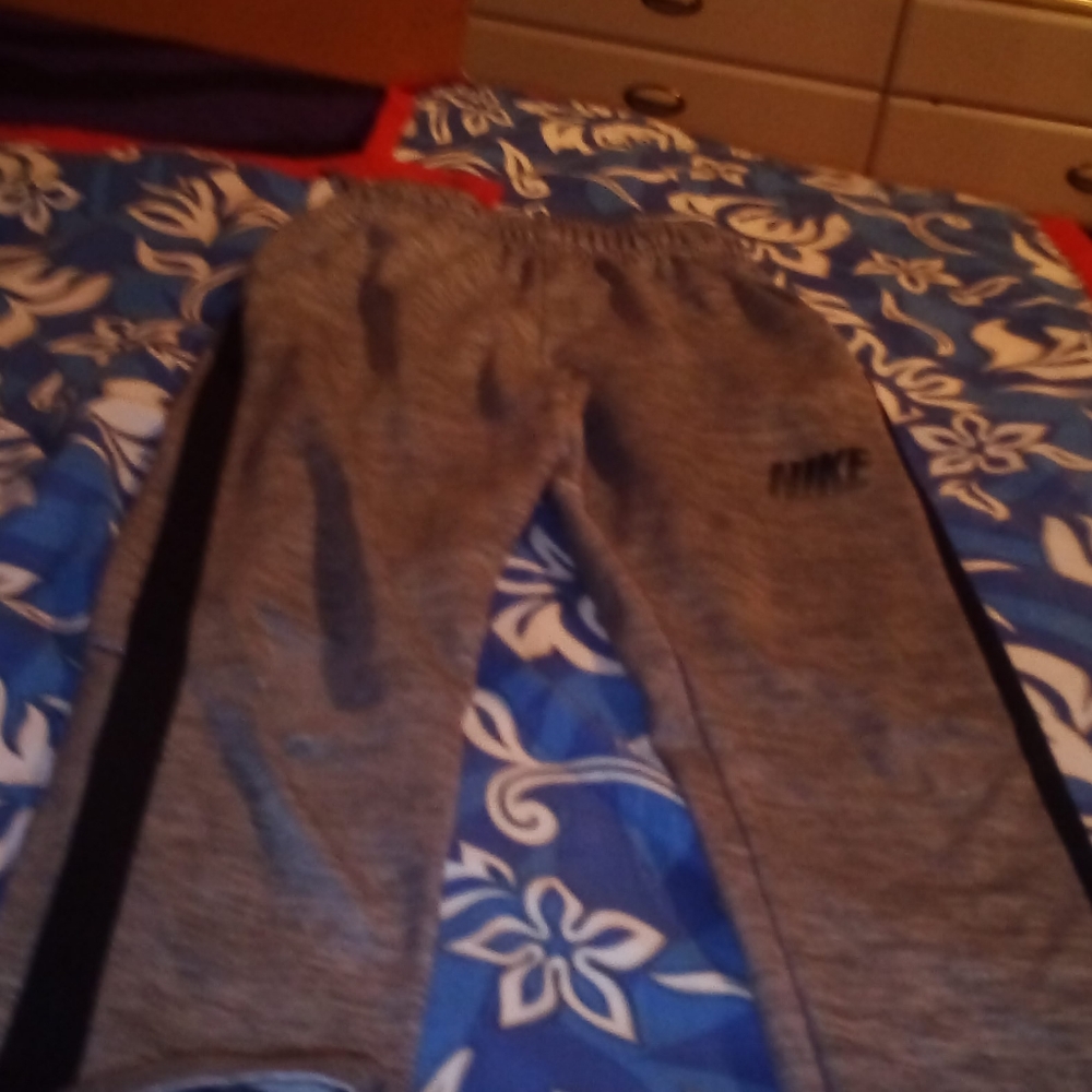 Boys youth small nike joggers !!!!